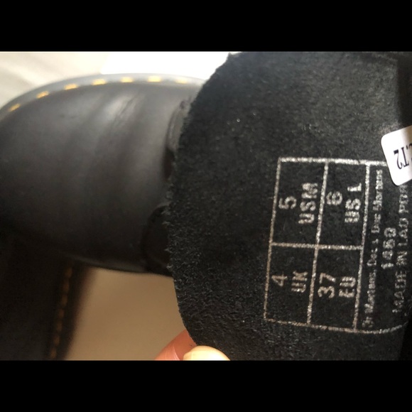 Women’s pre-loved - Dr. Martens - 1460 Greasy Leather lace-up boots. Size 6 - Picture 11 of 16